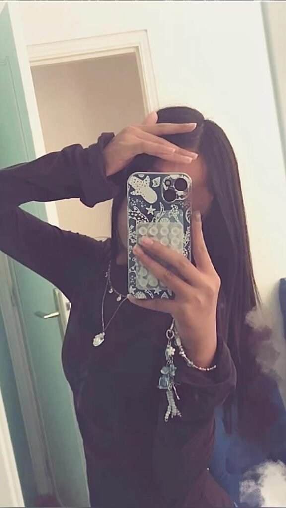 Baddie Mirror Selfie PFP